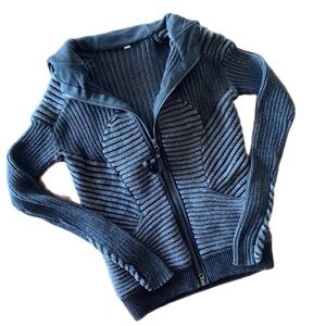 Lululemon Embrace Knit Hoodie
Black / Heathered Dark Grey EUC size 6